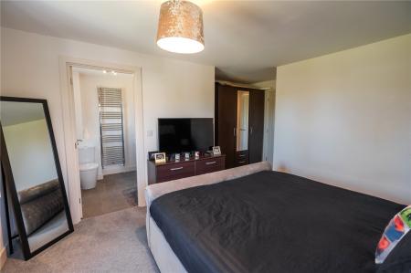 Master Bedroom (2)