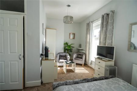 Bedroom 2 (2)