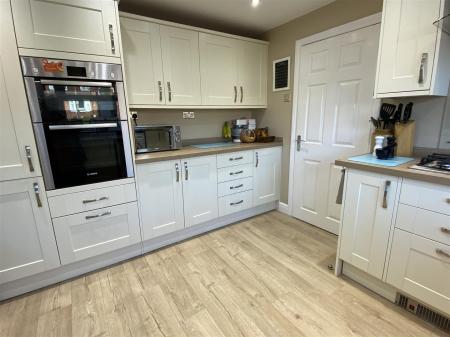 Howdens fitted Kitchen image 2