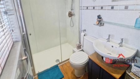01a2aad0-ensuite.jpg