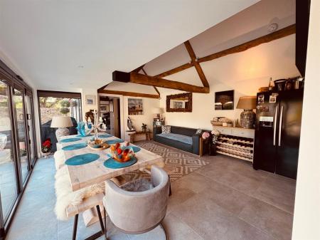 WhatsApp Image 2025-11-12 at 09.11.02.jpeg