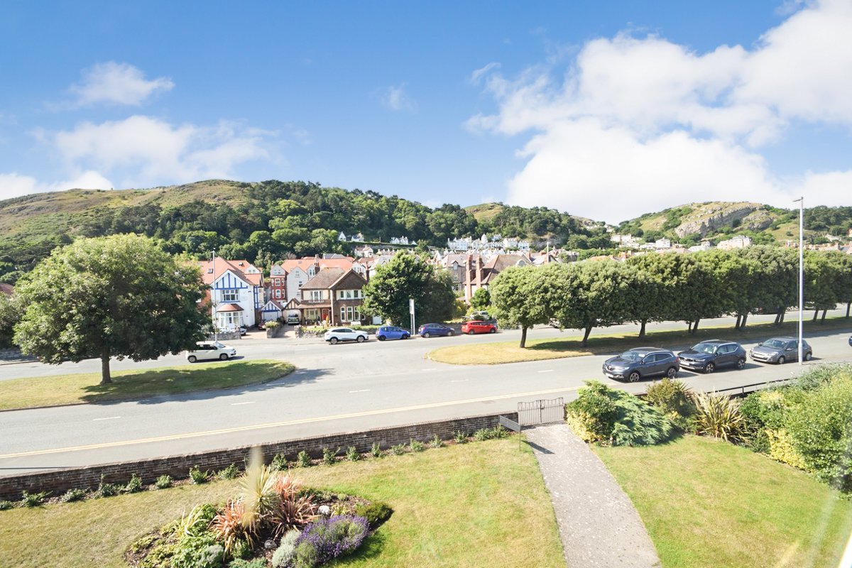 2 bedroom Apartment for sale in Llandudno