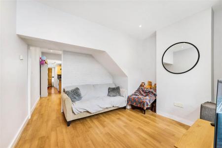 James_Anderson_-_Alexandra_Road_London__SW14_8DN_9