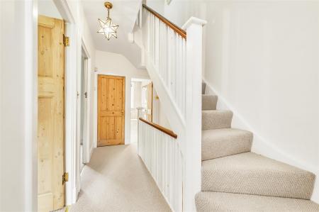 James_Anderson_-_Observatory_Road__London__SW14_7Q