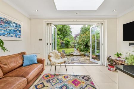 James_Anderson_-_Observatory_Road__London__SW14_7Q