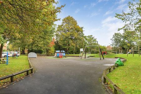 115_Chertsey_Court-5.jpg