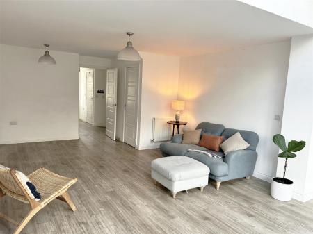 LOUNGE 4.jpg