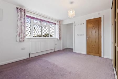 8 Courtlands Close-005.JPG