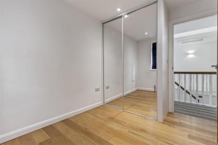 8 Courtlands Close-012.JPG