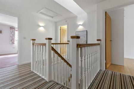 8 Courtlands Close-013.JPG