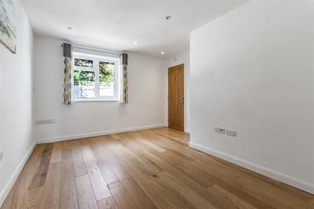 8 Courtlands Close-022.JPG