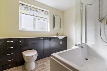 8 Courtlands Close-008.JPG