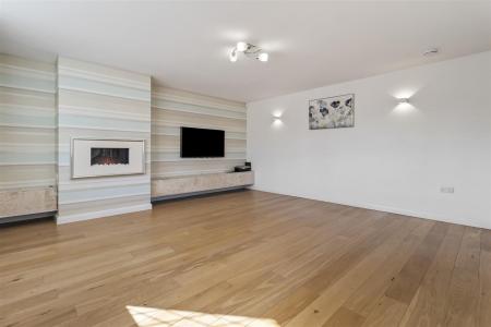 8 Courtlands Close-020.JPG