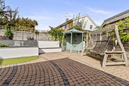 8 Courtlands Close-017.JPG