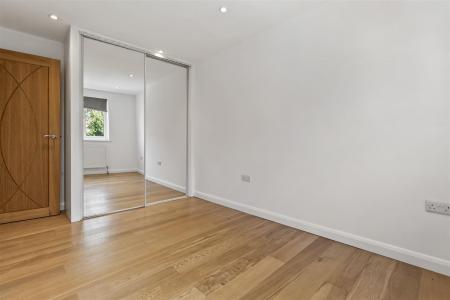 8 Courtlands Close-011.JPG