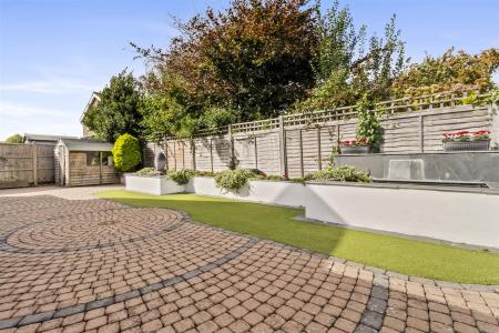 8 Courtlands Close-016.JPG