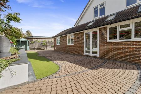 8 Courtlands Close-018.JPG