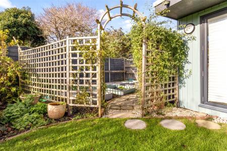 27 Thakeham Drive-023.JPG