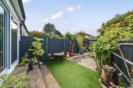 Oakleigh Drive - Garden 1.jpg