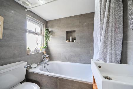 Oakleigh Drive - En-suite.jpg