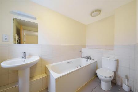 Lucida Court - En-suite 2.jpg