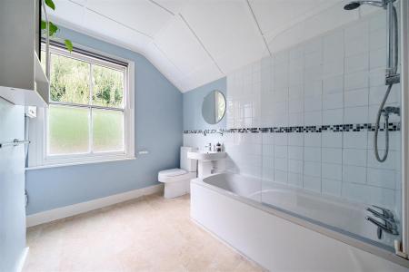 Cassiobridge Road - bathroom b.JPG