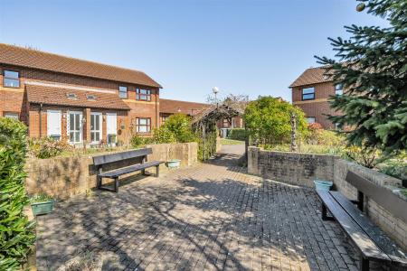 Cherwell Close - Communal Grounds.jpg