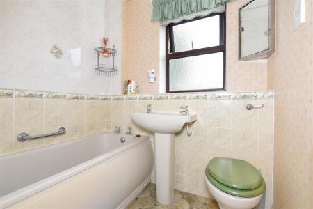 Cherwell Close - Bathroom.JPG