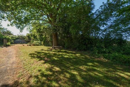 Grove Crescent - Communal Grounds.jpg