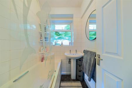 Grove Crescent - Bathroom.jpg