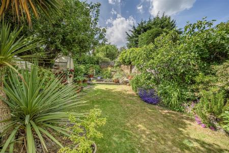 Oakleigh Drive - Garden (2).jpg