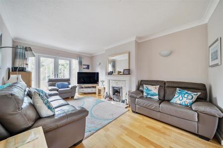 Oakleigh Drive - Lounge (2).jpg