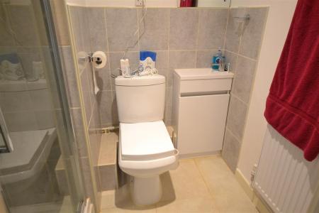 34 Basildon en suite.JPG