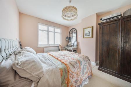 Oakleigh Drive - Bed 3a.jpg
