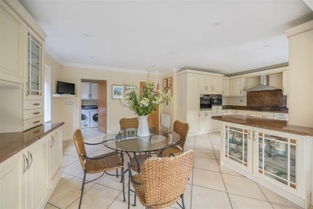 Warwick Mews - Kitchen-Breakfast room.jpg