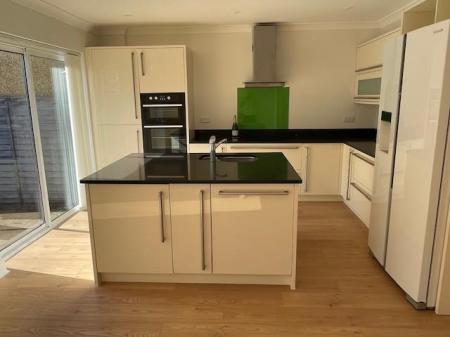 Kitchen 1.jpg