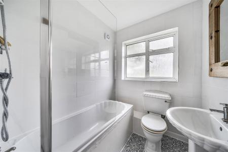 Links Way - Bathroom.jpg