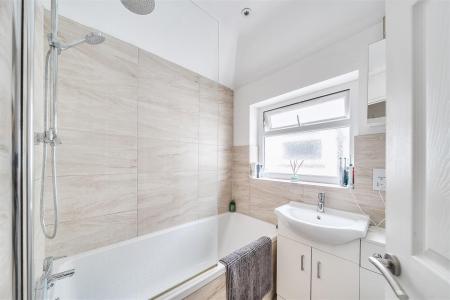 Beechcroft Avenue - Bathroom (2).jpg