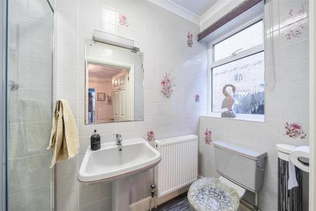 Baldwins Lane - shower room.jpg