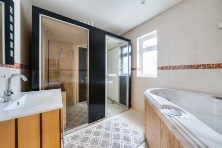 Links Way - Bathroom.jpg