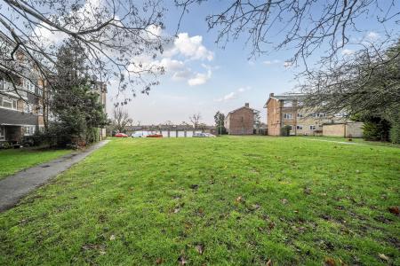 Grove Crescent - Communal Grounds.jpg