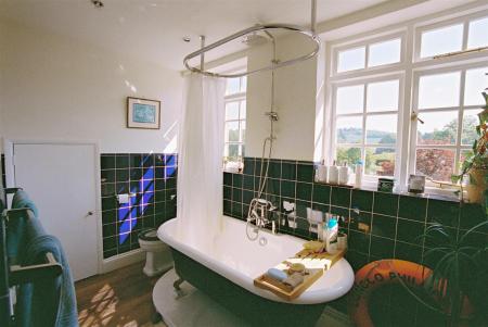 6 - Bathroom.jpg