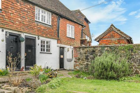 1.  6 Duncans Cottages, Duncans Yard, Westerham, T