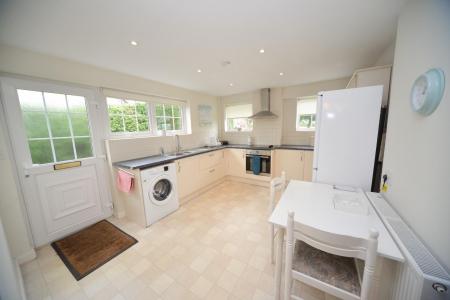Kitchen 2.jpg