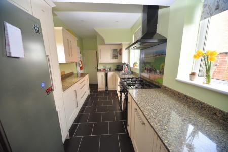 Kitchen 2.jpg