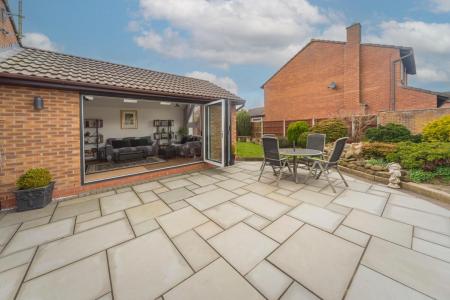 Patio to garden lounge