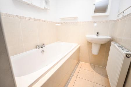 Ensuite to bed 1.jpg