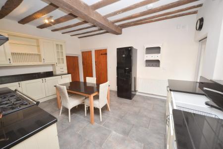 Kitchen 2.jpg