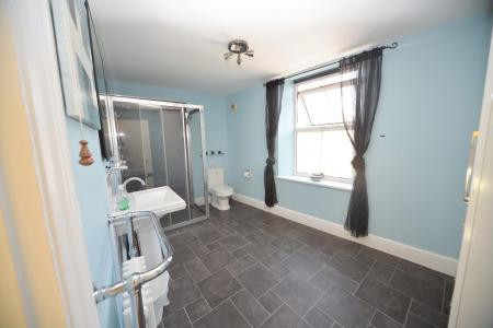En suite shower.jpg