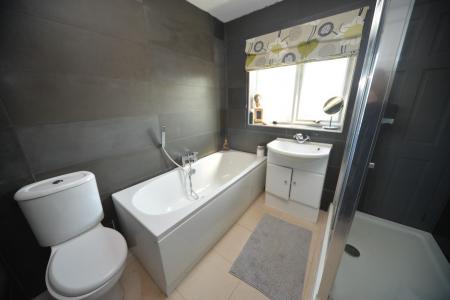 Bathroom 1.jpg